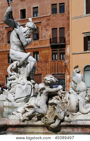 La parte del bacino della Fontana Del Nettuno è stata progettata nel 1574 da Giacomo Della Porta e fu Comple