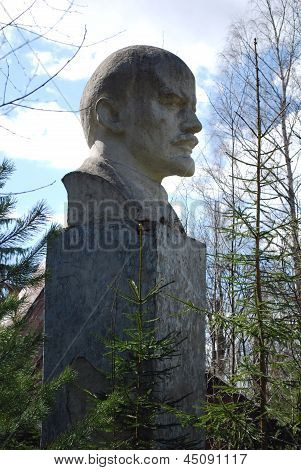 Monumentet for Lenin i skoven