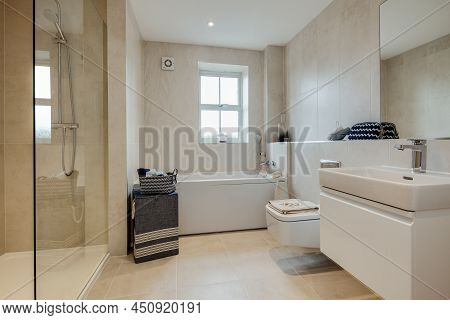 Radwinter, Essex - Sept 12 1018: Modern Bright Tiled Bath And Shower Room Within New Recently Comple