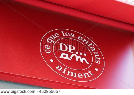 Bordeaux , Aquitaine  France - 03 12 2022 : Dp...am Du Pareil Au Même Red Sign Text And Brand Logo F