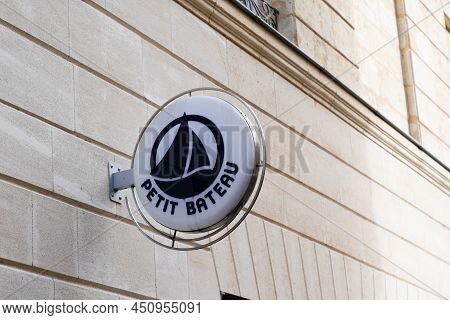 Bordeaux , Aquitaine  France - 03 12 2022 : Petit Bateau Logo Brand And Sign Text Facade Front Of Bo