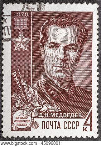 Ussr - Circa 1970: Postage Stamp Printed In Soviet Union Shows Portraits Of Partisan, Hero Of The So