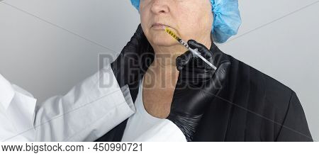 Botulinum Toxin Injection. Senior Woman At The Appointment With A Beautician Who Is Preparing To Giv