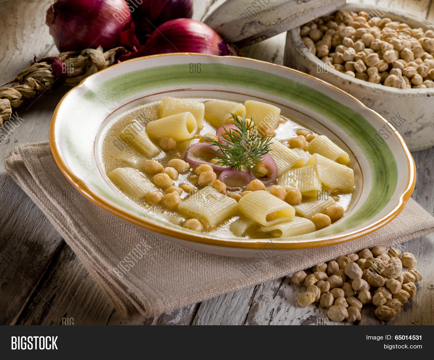 Суп с тушенкой и картошкой. Суп с кроликом. Супы из макаронных изделий запах цвет. Суп с тушенкой и вермишелью. Суп с макаронами и тушенкой.