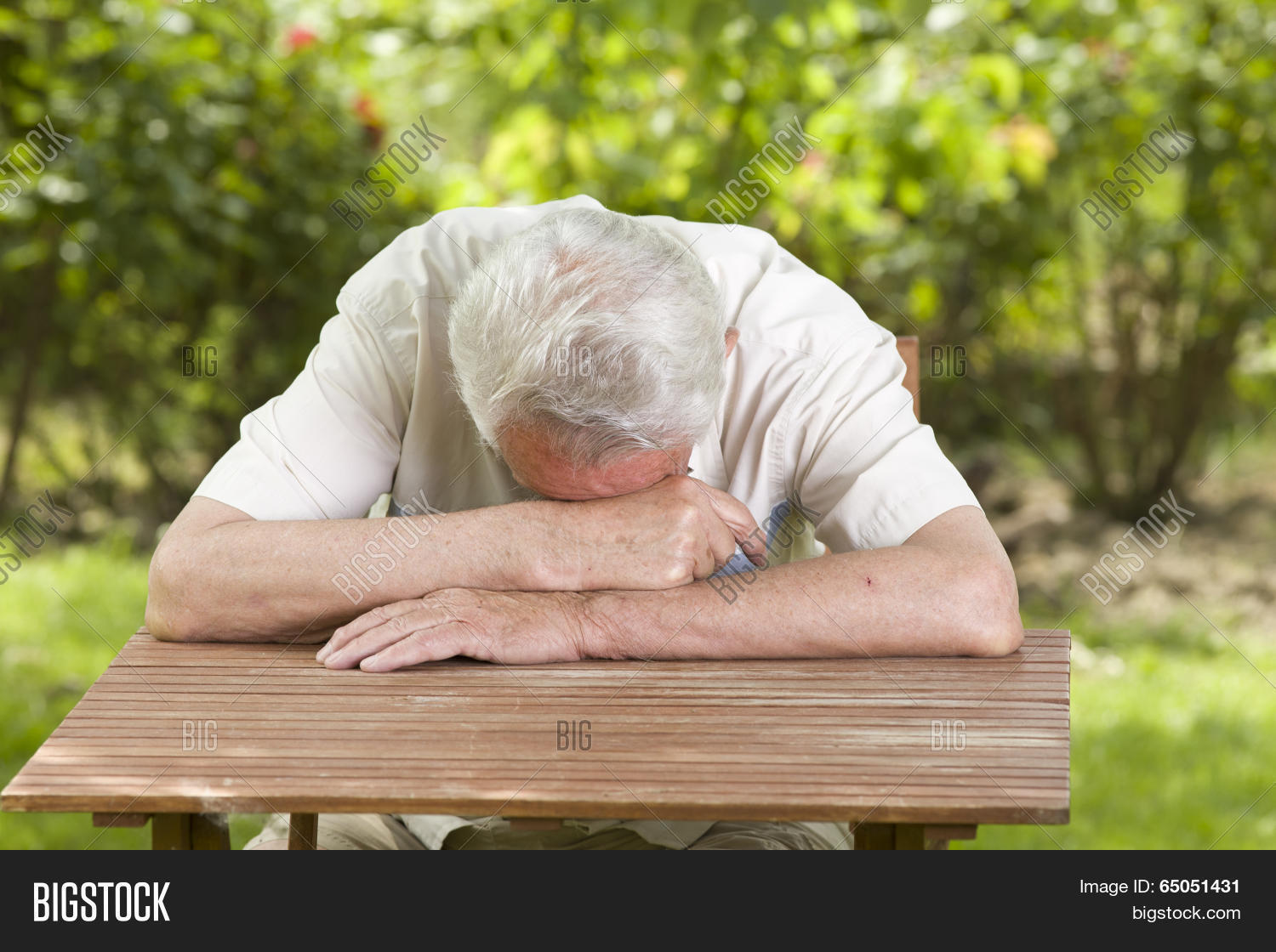 Ли джеффрис. Старый дедушка. Старику сложно работать. Дедушка с бородой. Печальный старик.