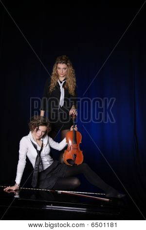 Twee mooie jonge vrouwen met viool en Piano