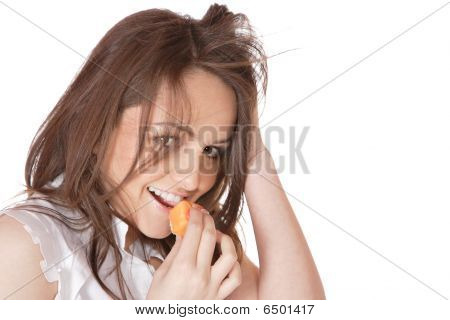 Donna attraente con una torta
