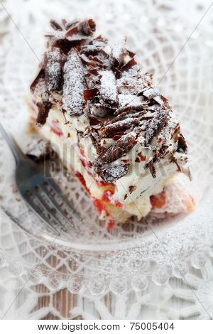 Strawberry stracciatella cake with chocolate curls on top