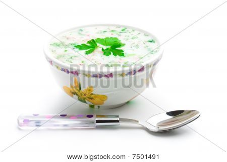 Doğranmış sebze, salata, et ve Kvas soğuk çorbası