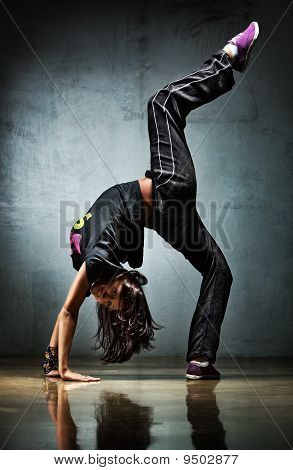 Ung kvinde danser