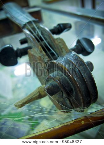 Antique violin head