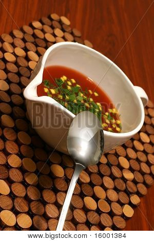 zuppa di pomodoro verdure con crostini di pane sul tavolo di legno