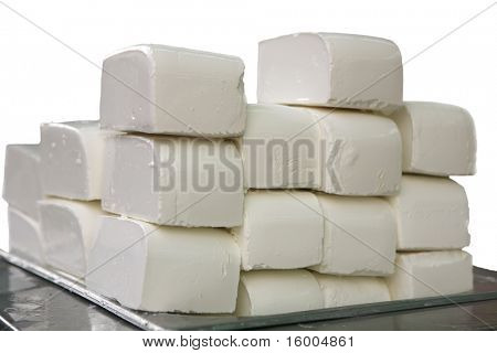金属托盘上软羊乳酪奶酪