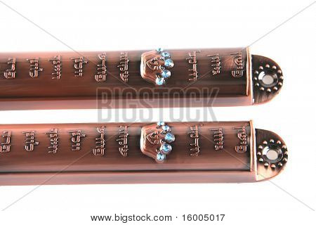 to bronze metal mezuza tilfælde over hvide