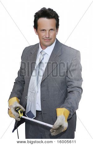 homme d'affaires avec l'outil de mesure sur fond blanc