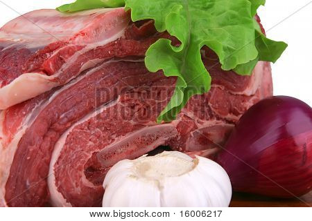 asado uncooked บนถาดไม้และผัก