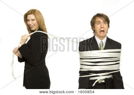 Zakenvrouw verbindt zakenman