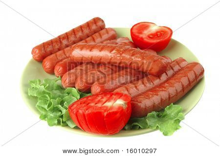 salsichas grelhadas, servidas no prato com tomate e salada