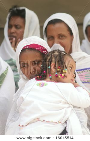 Jerusalén - el 21 de abril: feligreses de la iglesia copta esperan la ceremonia de graduación en Hola