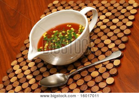 zuppa di pomodoro con crostini di pane sul tavolo di legno