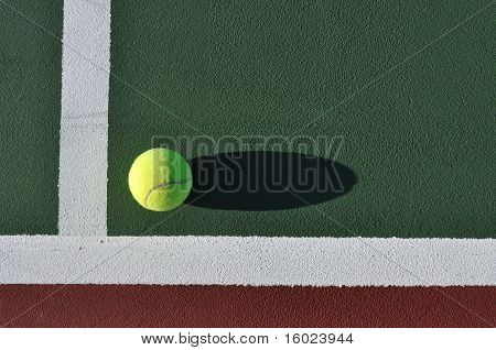 Pelota de tenis amarilla en cancha