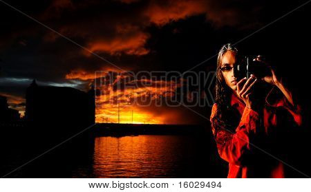 Latino fotograaf in zonsondergang