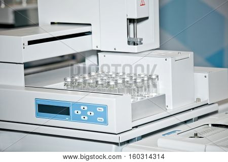 Autosampler implements static headspace technique by syringe