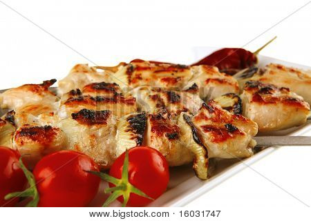 frisk stegt shish kebab på hvidt fad
