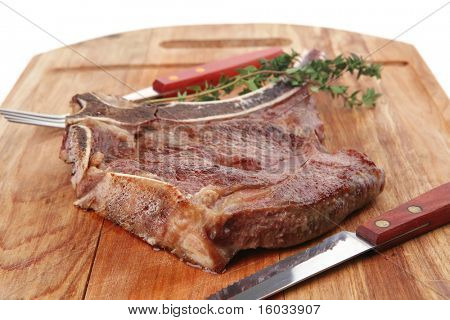 cibo di carne: arrosto rib su piastra di legno con timo isolato su sfondo bianco. Shallow dof