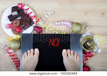 Digital scales with female feet on them and sign