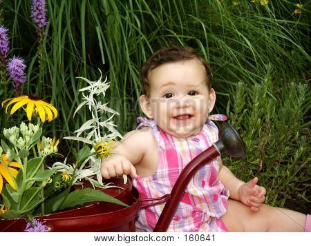 Baby und Blumen