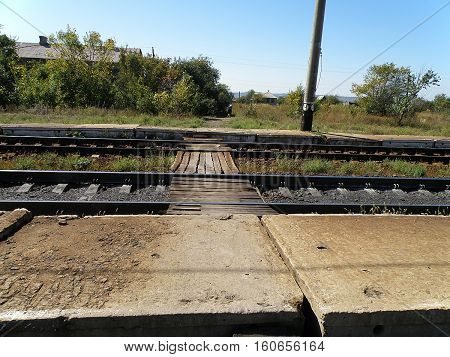 Crosswalk coming from the apron, crosses the double-track railway.