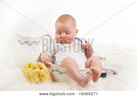 Fyra månader gammal baby boy i en vintage foto, sitter i en gammal tvättfat