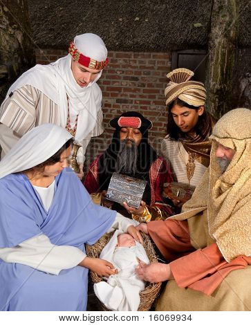 Vivir la escena de la Natividad de Navidad reconstituido en un granero medieval