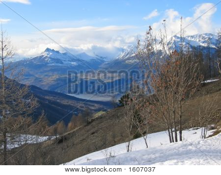 Hautes montagnes avec un lac sur la vallée, Les Orres, Alpes, France