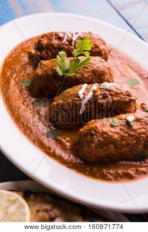 malai kofta curry - classic North Indian dish. vegetarian alternative to meatballs served with tandoori roti or indian bread and green salad, selective focus