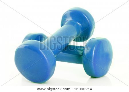 คู่ของ dumbbells ที่แยกต่างหากบนพื้นสีขาวสีน้ำเงิน