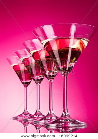 Quattro bicchieri martini su sfondo rosso