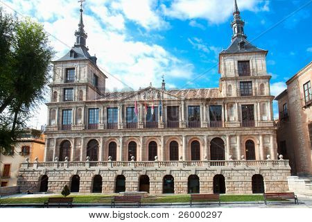 schöne Gebäude von der Gemeinde in der Plaza del Ayuntamiento, gegenüber der Kathedrale. Tol