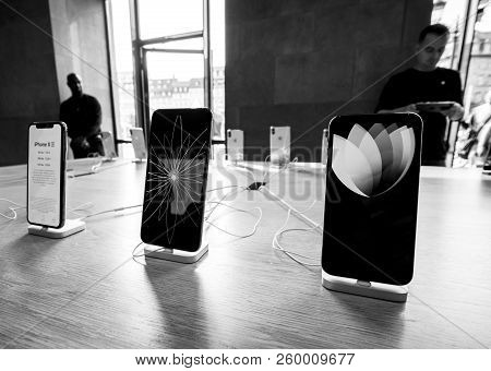 Strasbourg, France - Sep 21, 2018: Row Of New Iphones In Apple Store With Customers People Buying Ad