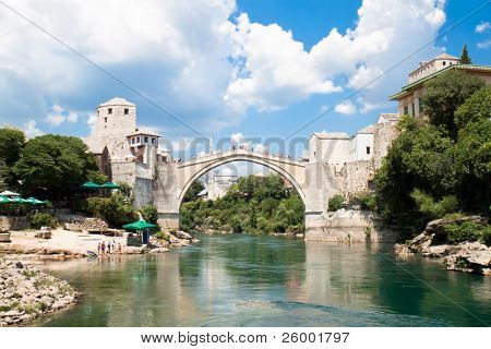 Udsigt fra floden Neretva og gamle bro i Mostar, Bosnien og Herzegovina
