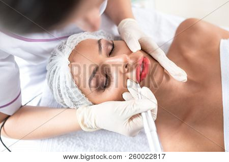 Enhancing Lips Appearance  On A Beautiful Woman