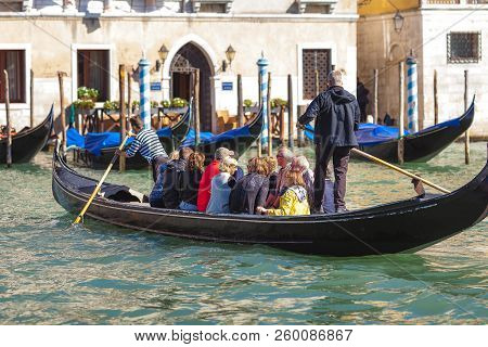 Venice, Italy - 07 Otober, 2017: Traghetto (ferry Gondola) Crossing Grand Canal In Sunny Day