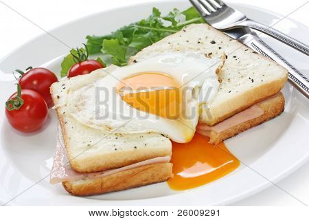 Croque madame, fransk hot skinke og ost sandwich med spejlæg