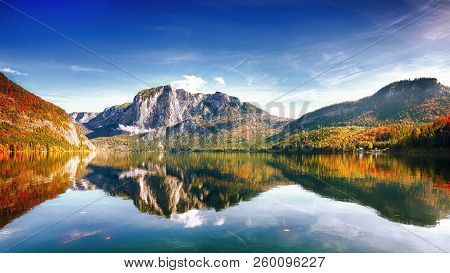 Sunny Morning On The Lake Altausseer See. Sunny Autumn Scene In The Morning. Location: Resort Altaus