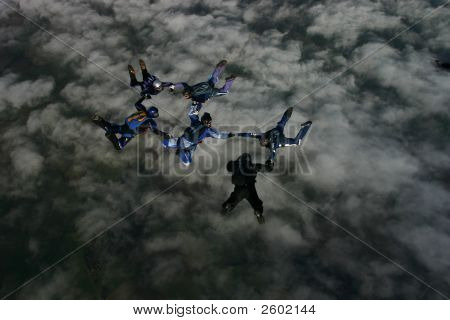 Kuusi Skydivers rakennus muodostumista