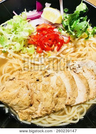 Cheshire, Uk - September 18, 2018: Wagamama Chicken Chilli Ramen Served In A Black Bowl, Cheshire, U