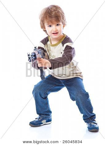 Ritratto di ragazzo con arma automatica (Kalashnikov). Isolated on white background