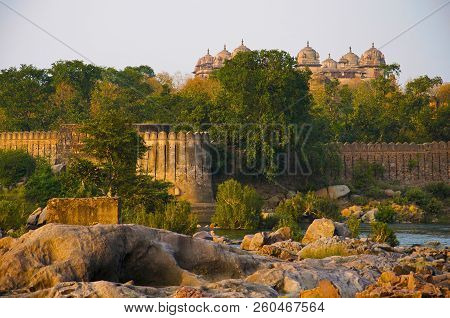 Jahangir Palace. Outer Wall Of The Palace And Betwa River At Orchha. Orchha. Madhya Pradesh. India