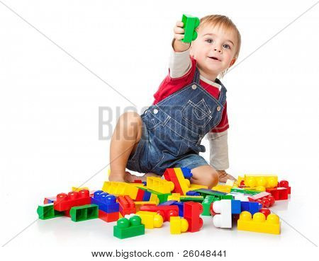 vtipný chlapec hraje s lego. izolované na bílém pozadí